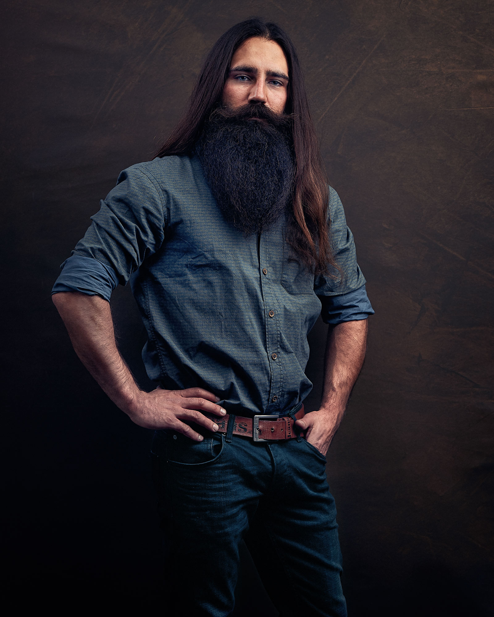 Model mit langen Haaren und Bart vor Studio Backdrop Hintergrund